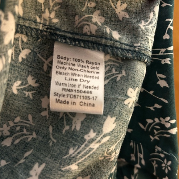 NWT Fun 2 Fun Medium 3/4 sleeve green & white floral blouse - Picture 4 of 6